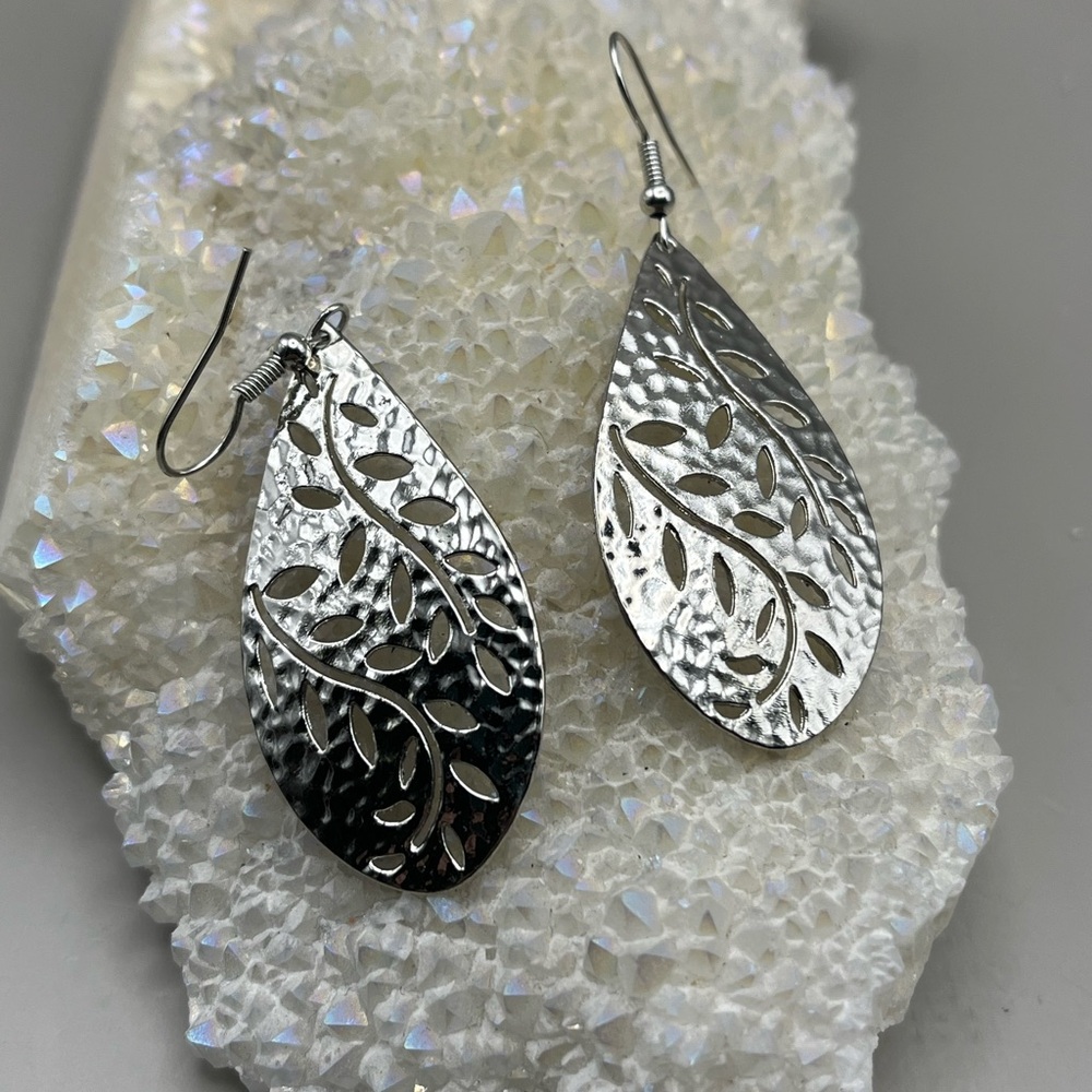 Elegant Silver Hammeted Teardrop Leaf Stayement Earrings - Picture 2 of 2